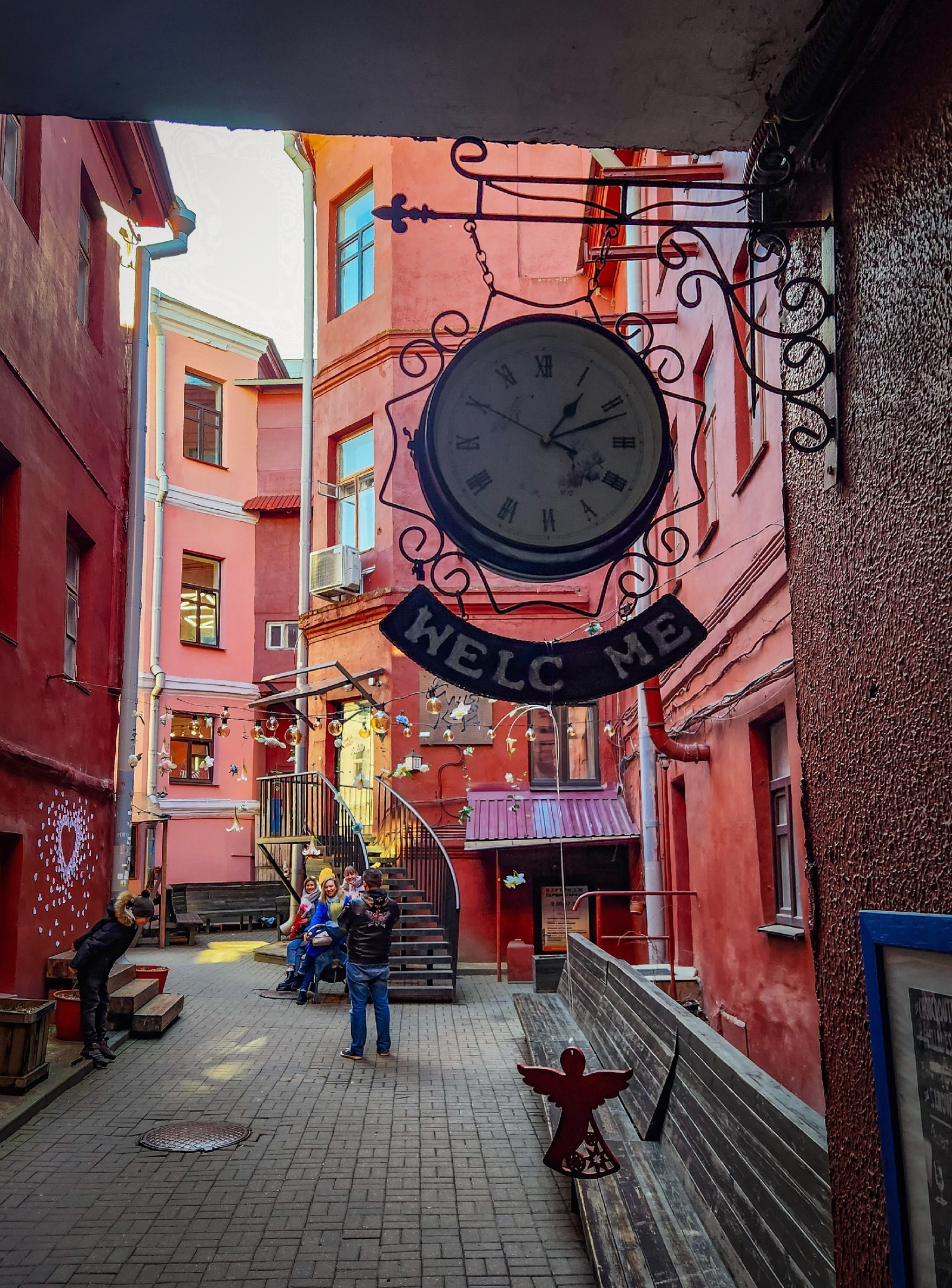 Файл:Люди фотографируются в Красном дворике.jpg