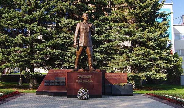 Файл:М.Җәлил һәйкәле 19.jpg