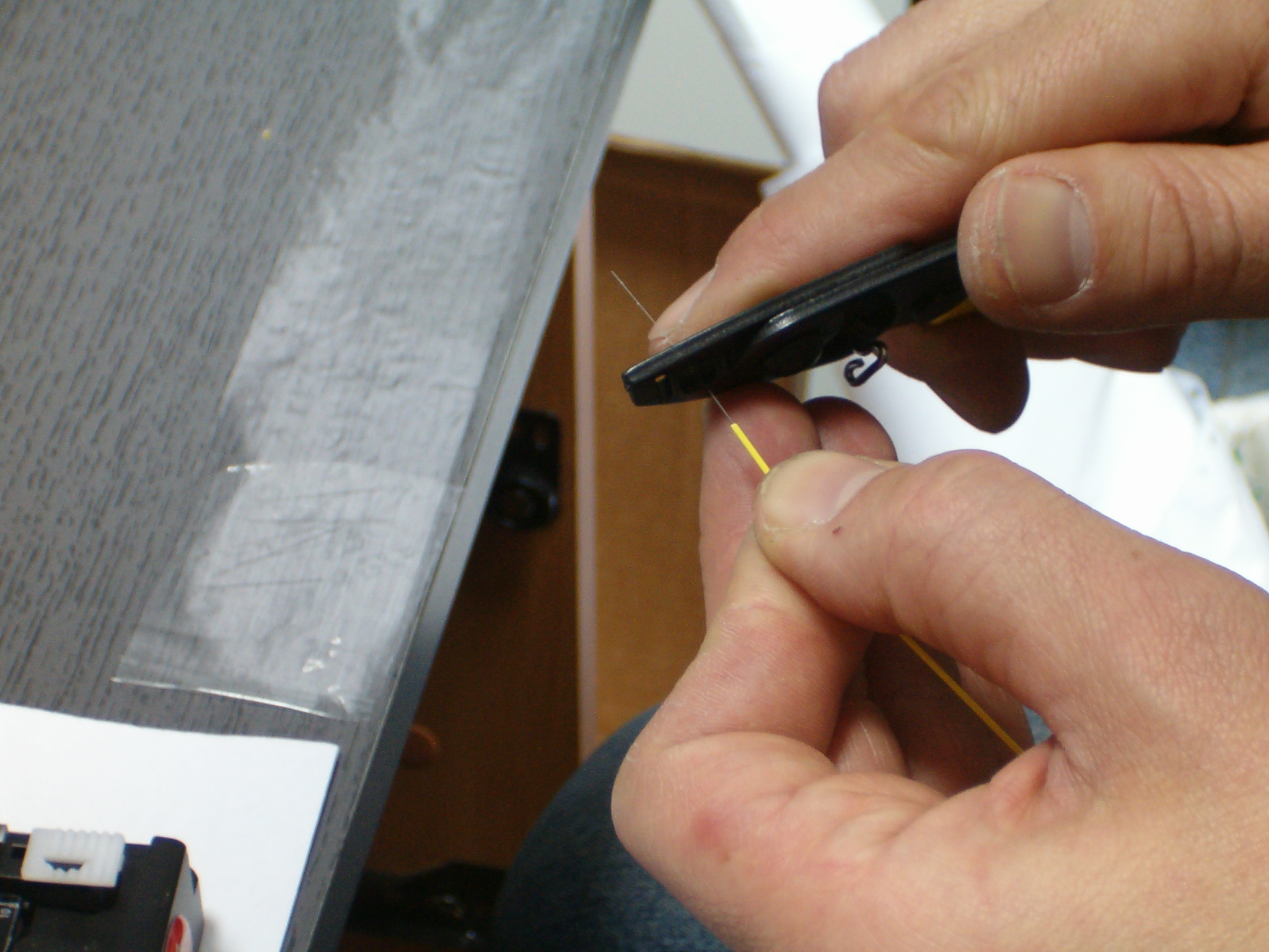 Удаление защитных оболочек с оптического волокна