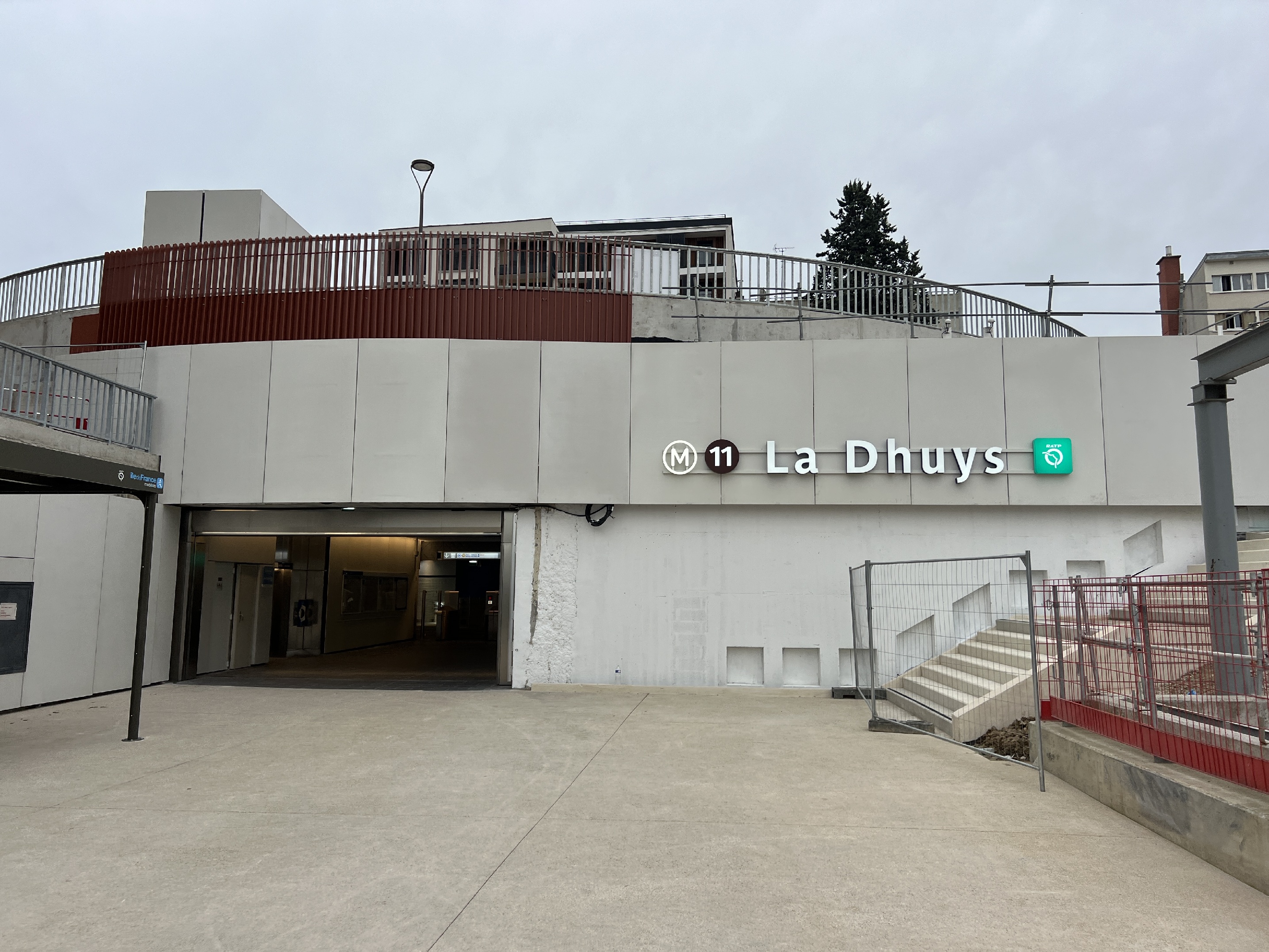 Выход № 1 на улицу Люсьен Пирон