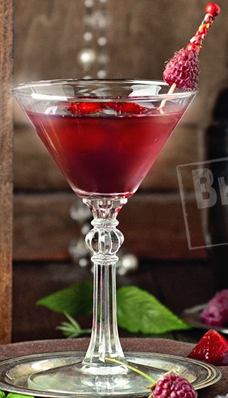 Коктейль из малины с белым вином (коктейль).jpg