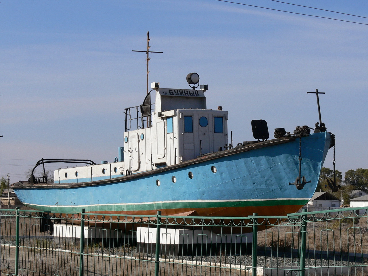 Отремонтированный корабль в центре Муйнака