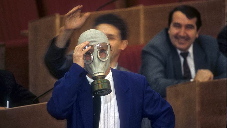 В противогазе