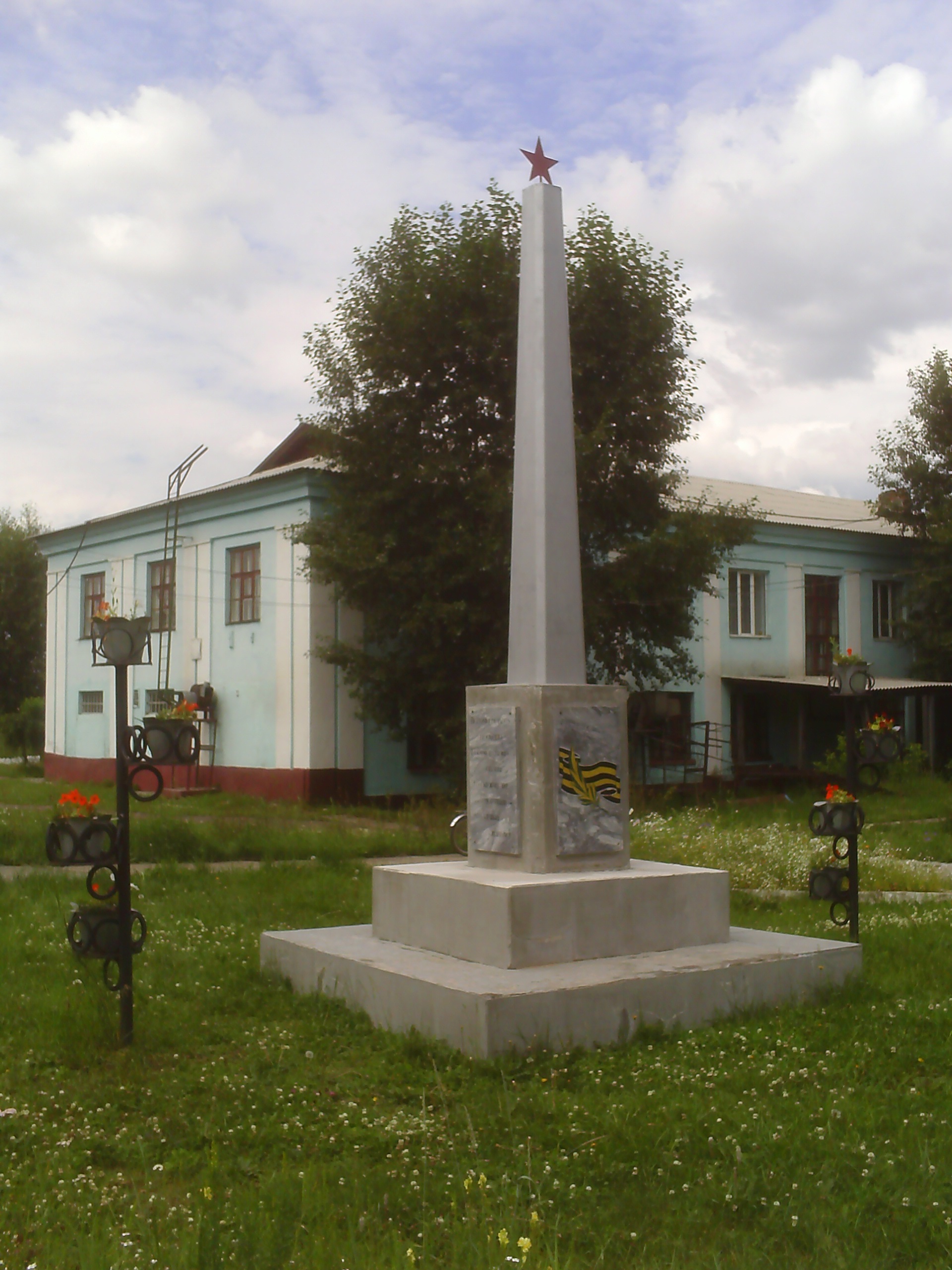 Памятник на территории Нижнеудинского техникума железнодорожного транспорта