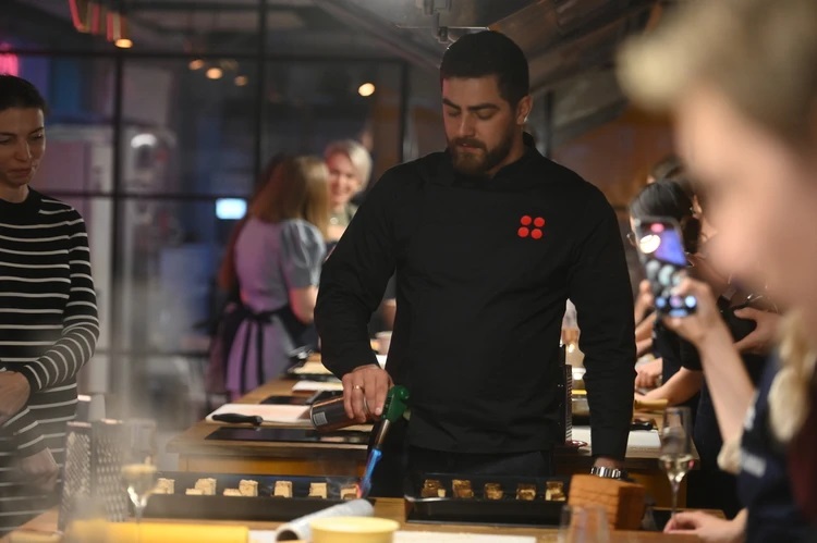 Шеф-повар Александр Пушков проводит мастер-класс.jpg