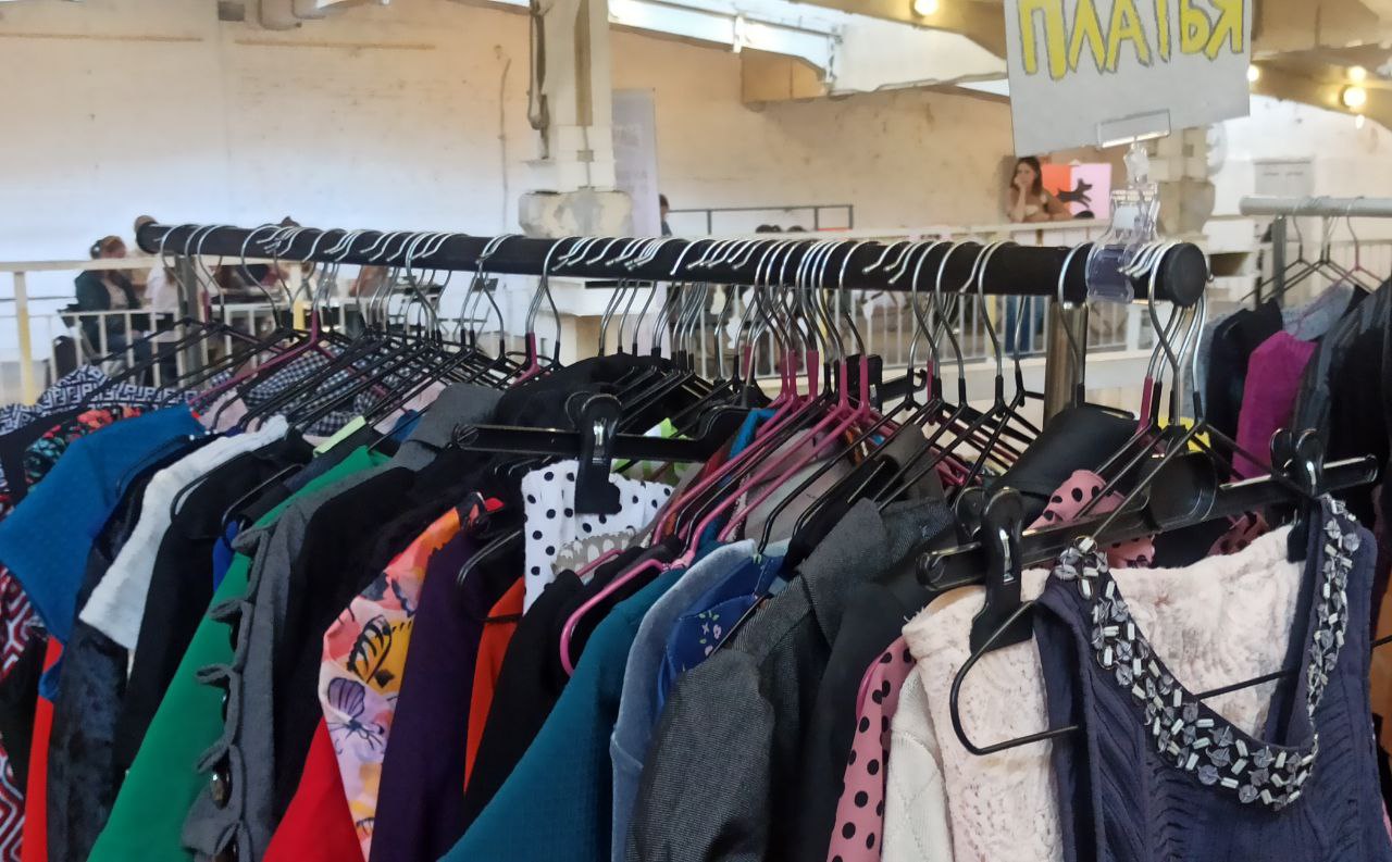 Файл:Одежда на вешалках.jpg