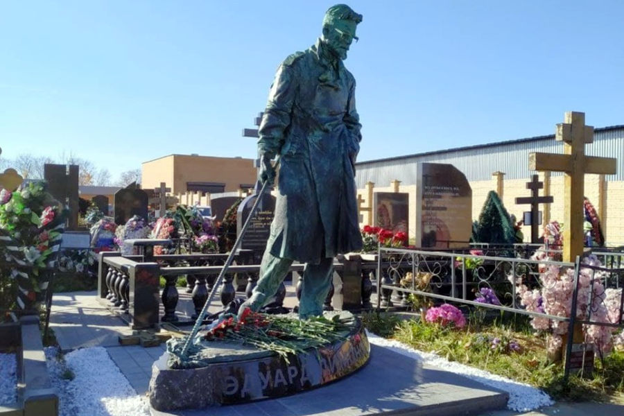 Памятник на могиле Лимонова