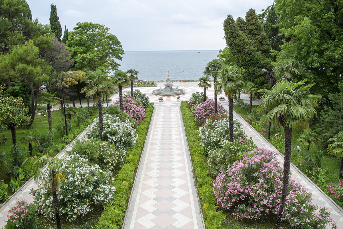 Южное взморье (аллея).jpg