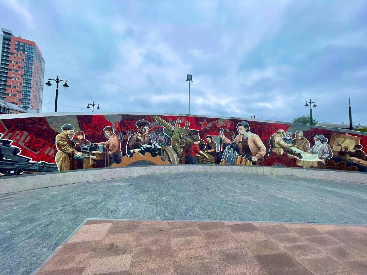 Панно с мозаиками вокруг стелы «Пермь — город трудовой доблести»