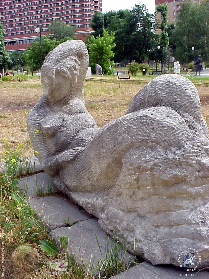 Скульптурная композиция "Лежащая". Известняк. 1971. Скульптурный парк "Музеон" в Москве. Фото 15.07.1999.