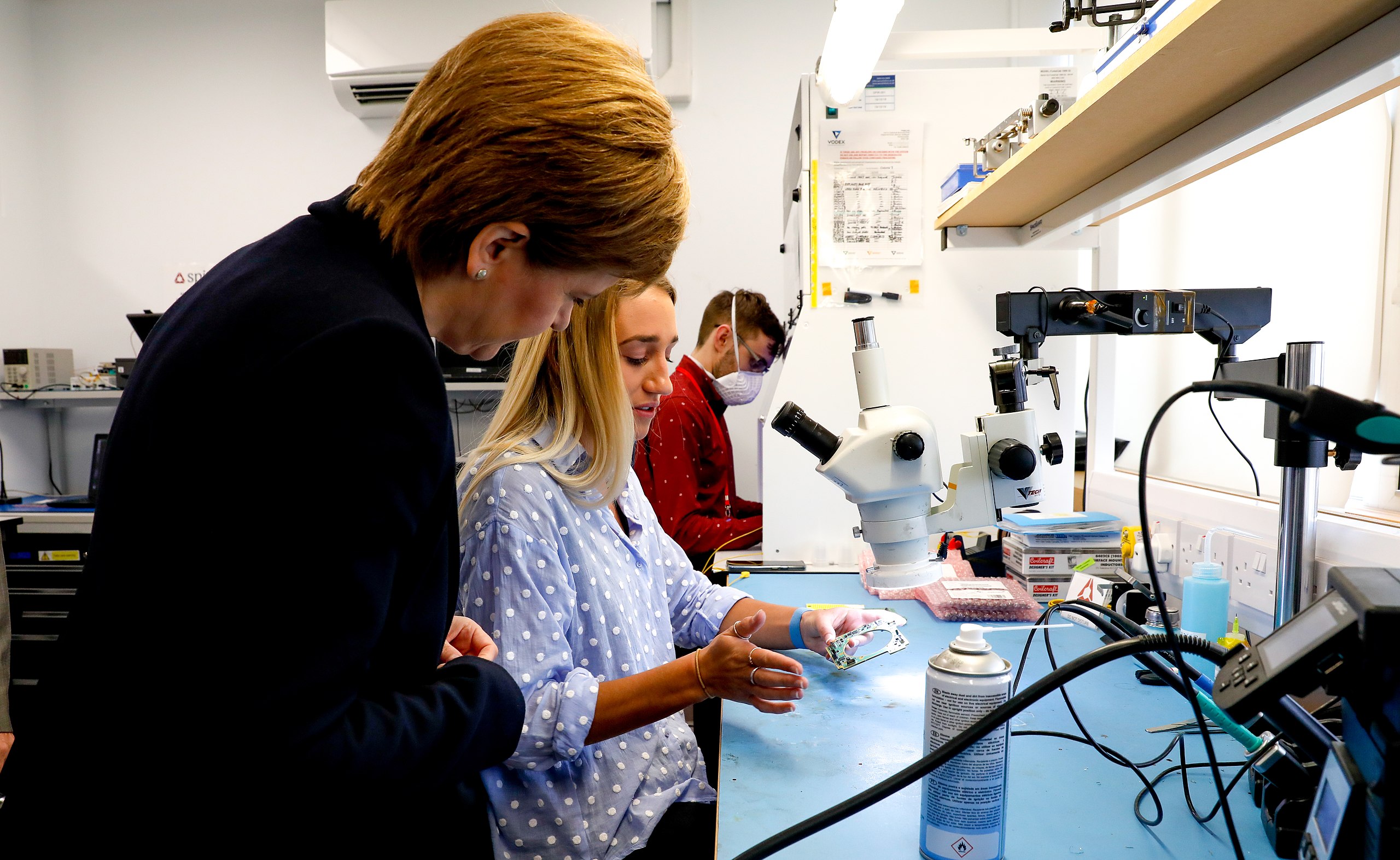 Первый министр Никола Стерджен во время визита в Spire Global в Глазго. Spire Global строит, тестирует и эксплуатирует наноспутники, отслеживающие авиацию, мореплавание и погодные условия