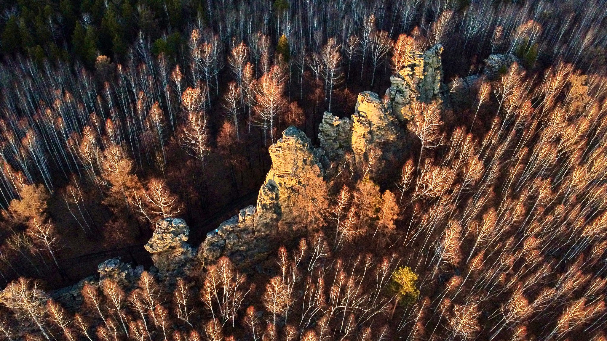 Cкалы-останцы на вершине Семибратской горы «Семь Братьев и Одна Сестра», Невьянский район, Свердловская область