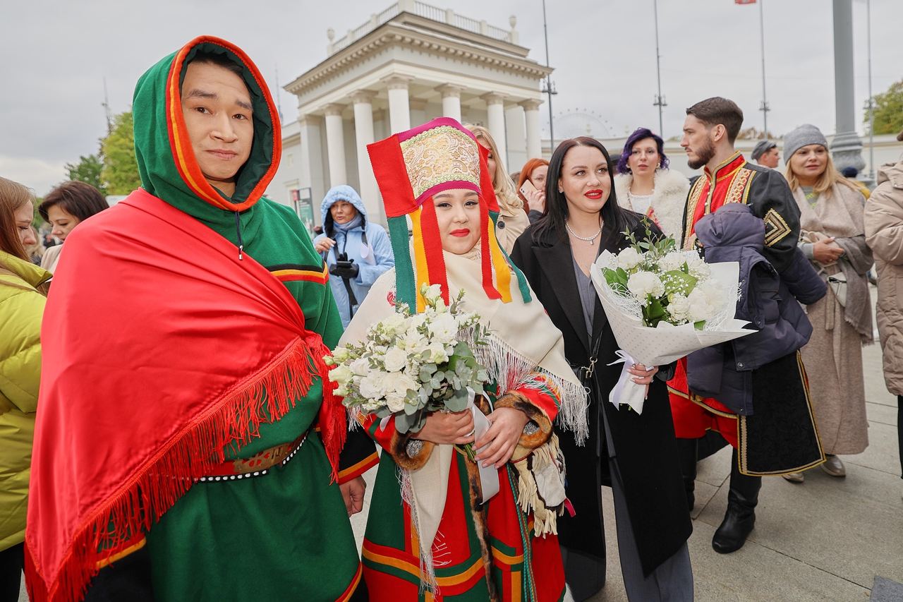 Одной из традиций фестиваля стало бракосочетание пар в национальных свадебных нарядах (2024)