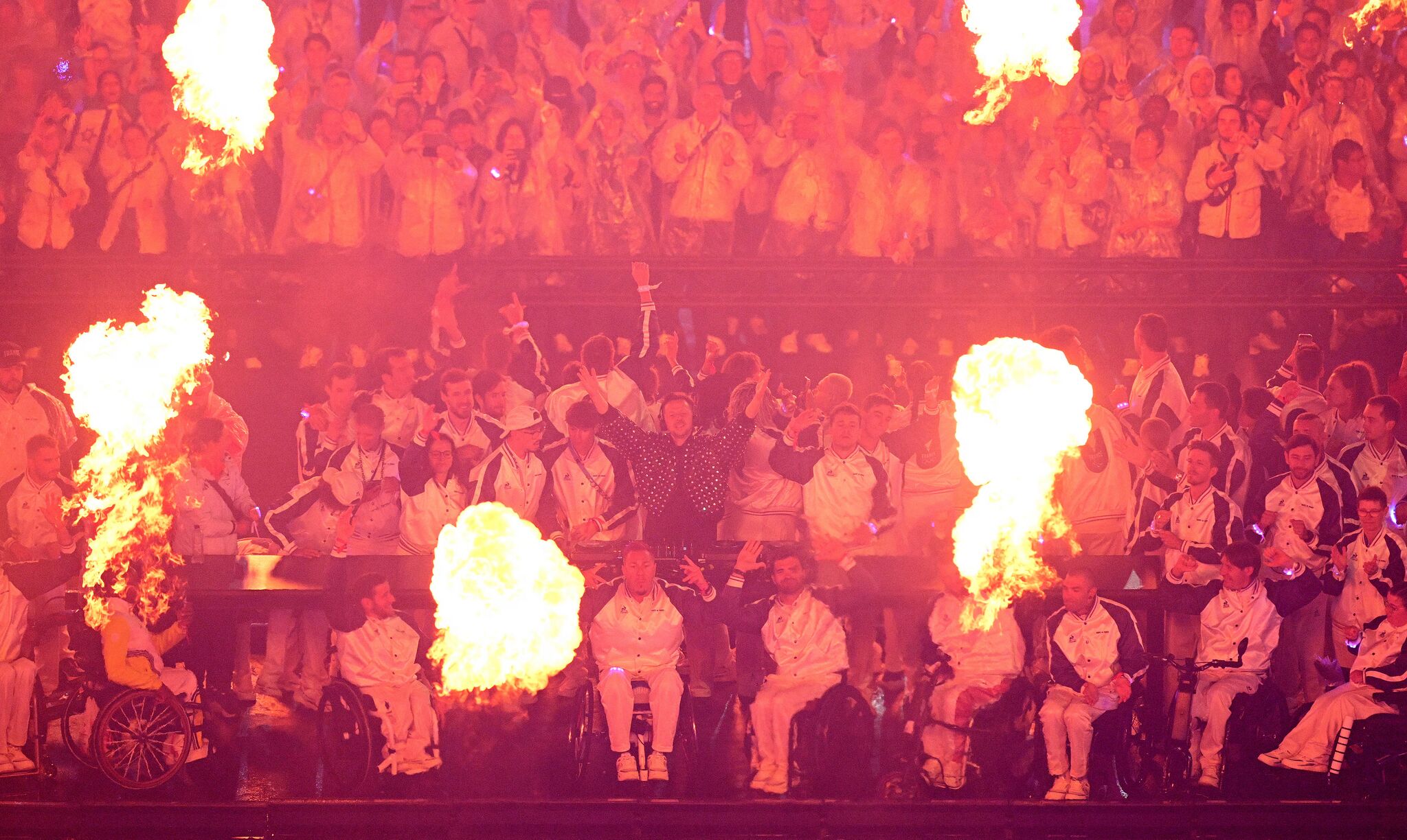 На танцполе на церемонии закрытия летних Паралимпийских игр в Париже