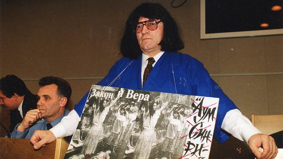 В костюме члена секты Аум Синрикё