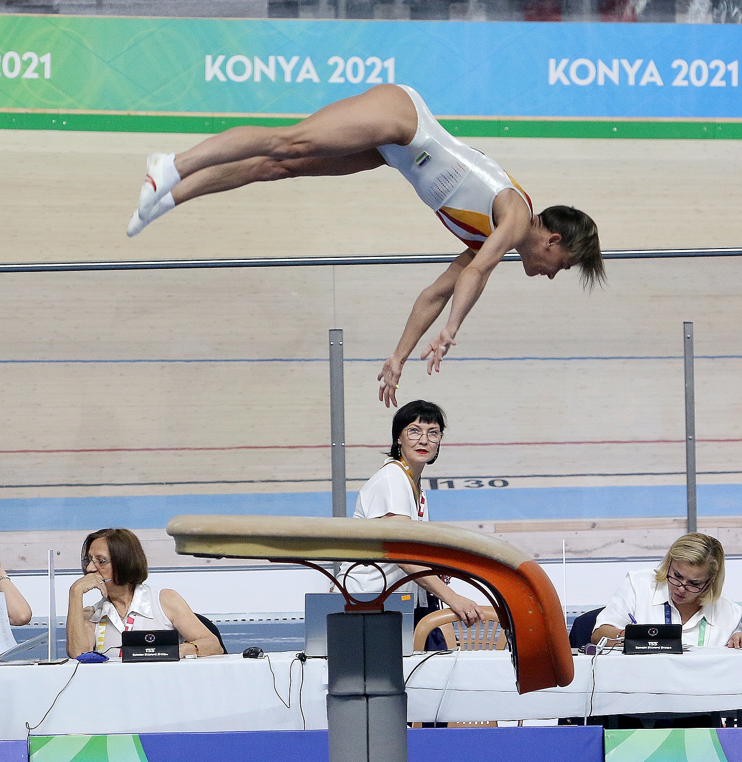 Чусовитина исполняет опорный прыжок