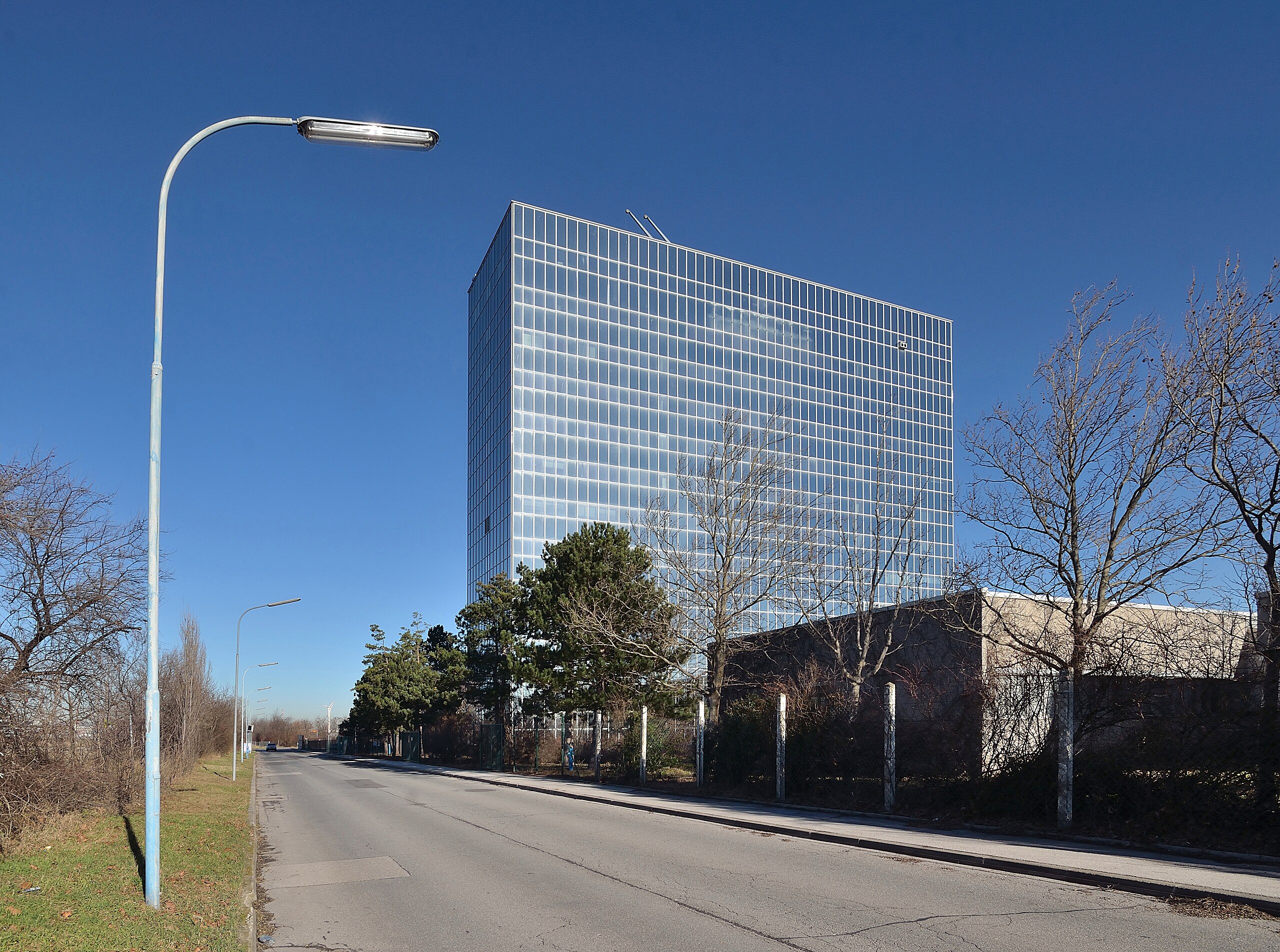 Здание, построенное для Eumig в 1956 году, находится в индустриальной зоне Винер-Нойдорфа