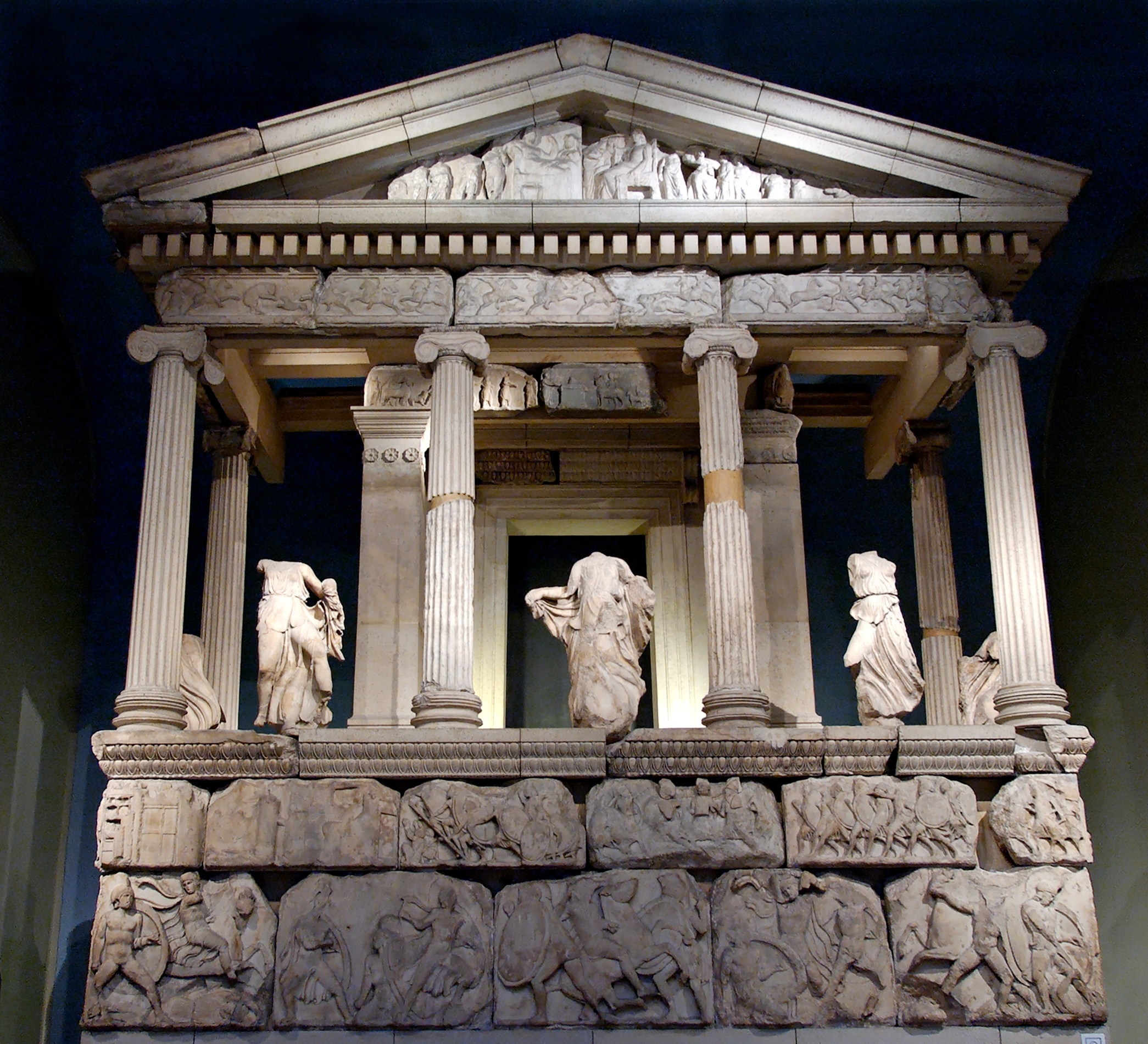 Реконструированный фасад монумента Нереид