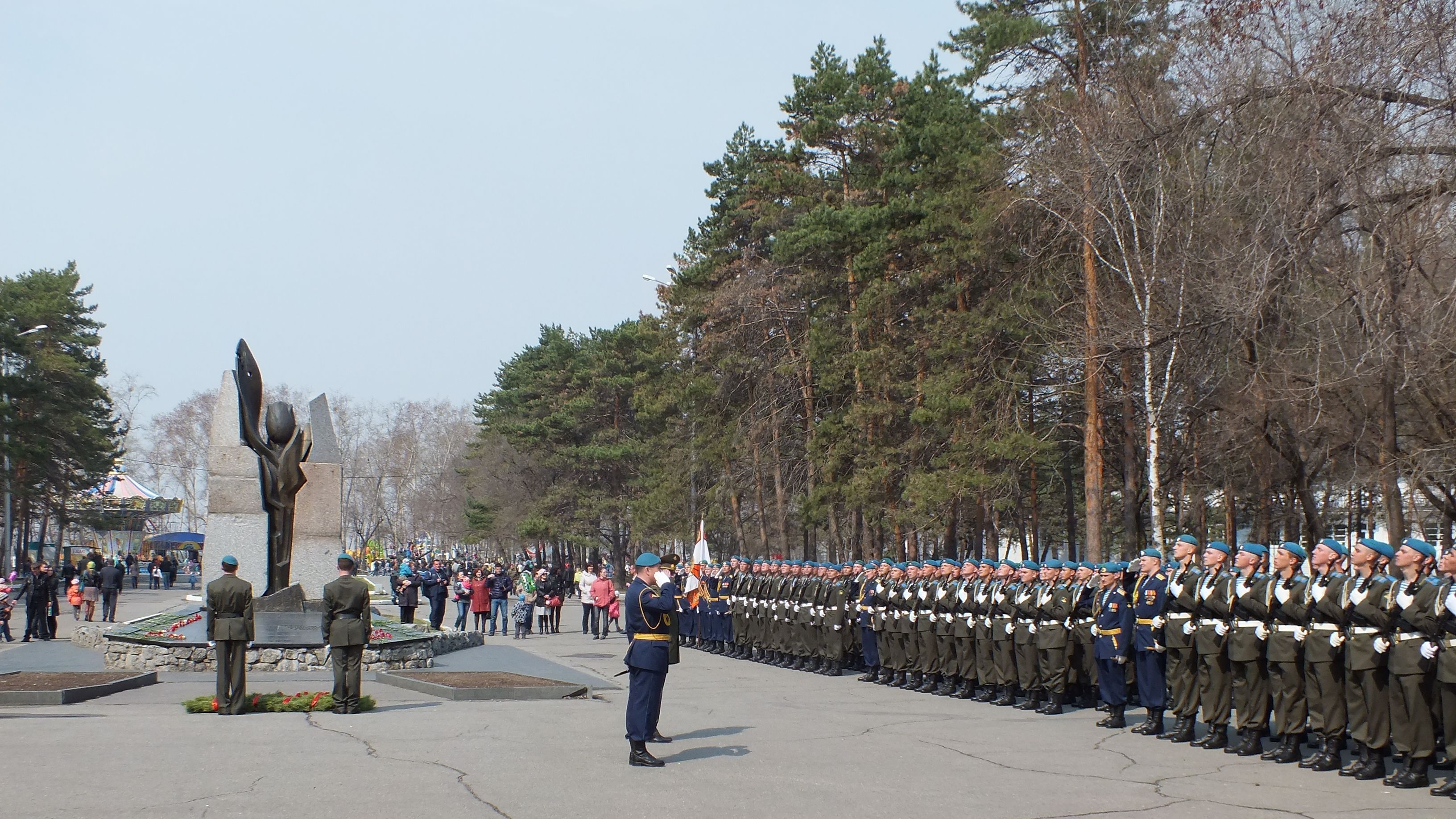 Десантники на возложении венков к памятнику воинам-интернационалистам «Чёрный тюльпан». 9 мая 2013 года