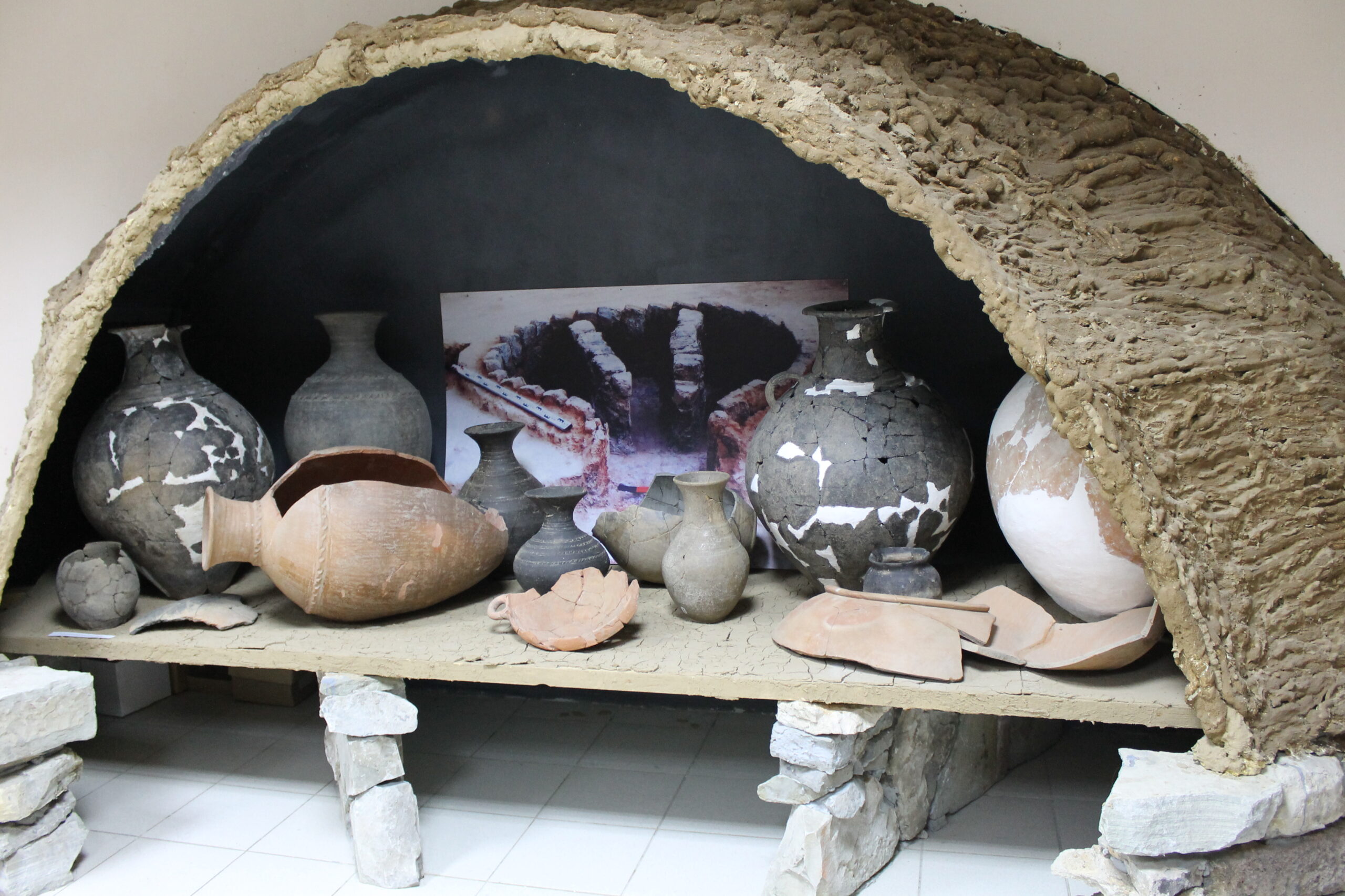 «По следам раскопок», фрагмент экспозиции с предметами быта для приготовления и хранения пищи.