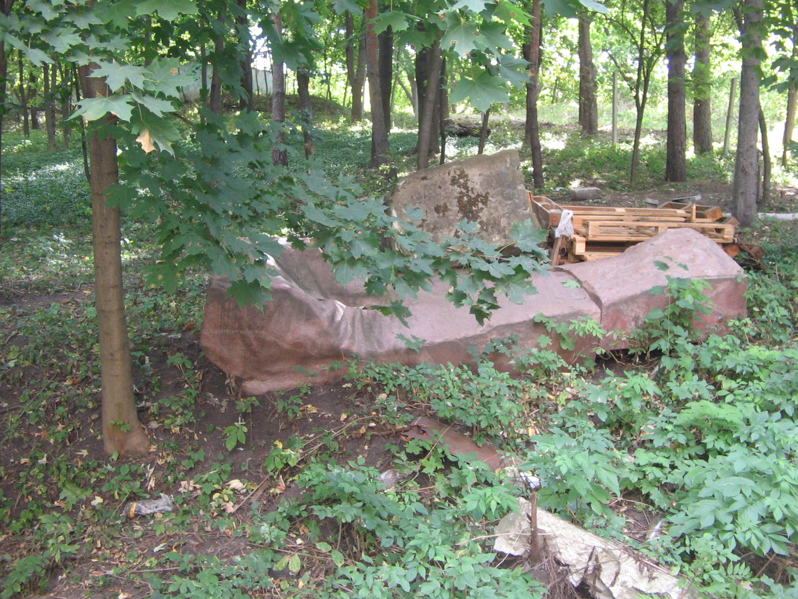 Остатки памятника Антону Онике