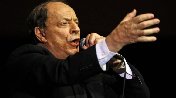 Шарль Дюмон во время выступления.jpg