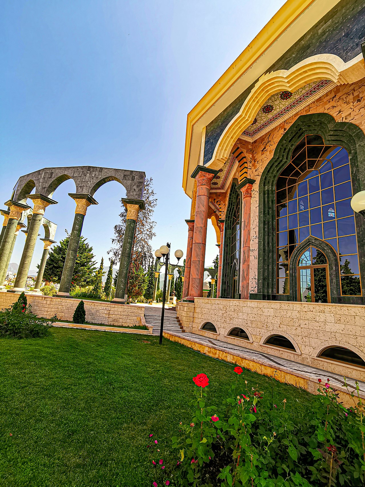 Колонны рядом с главным зданием