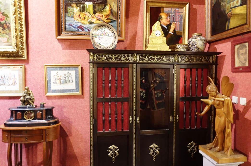 Фрагмент экспозиции розовой гостиной