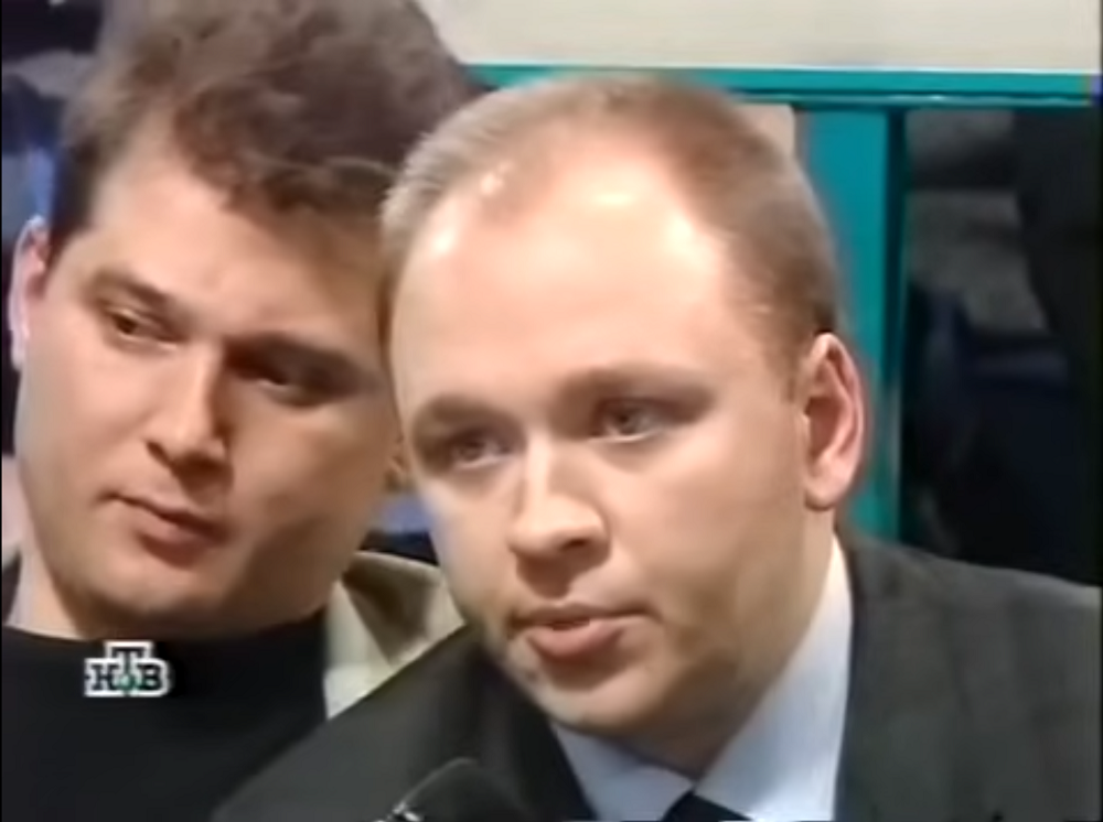 Чурилов (справа) на дебатах Жириновского и Немцова в передаче «Глас Народа» на НТВ, 1999 год