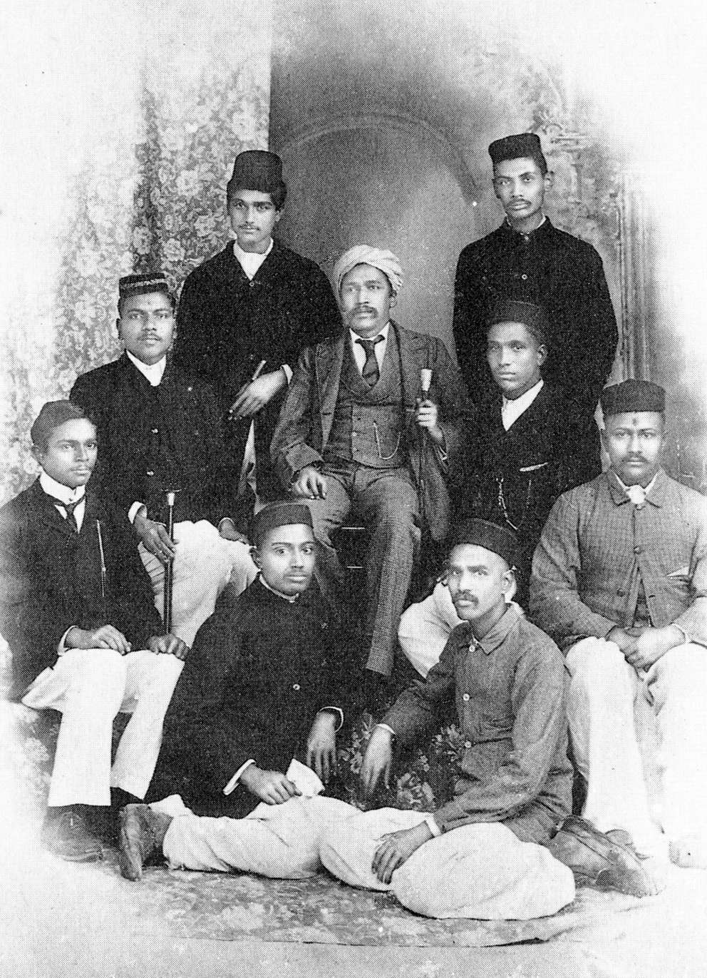 Шри Ауробиндо с учениками в период преподавания.jpeg