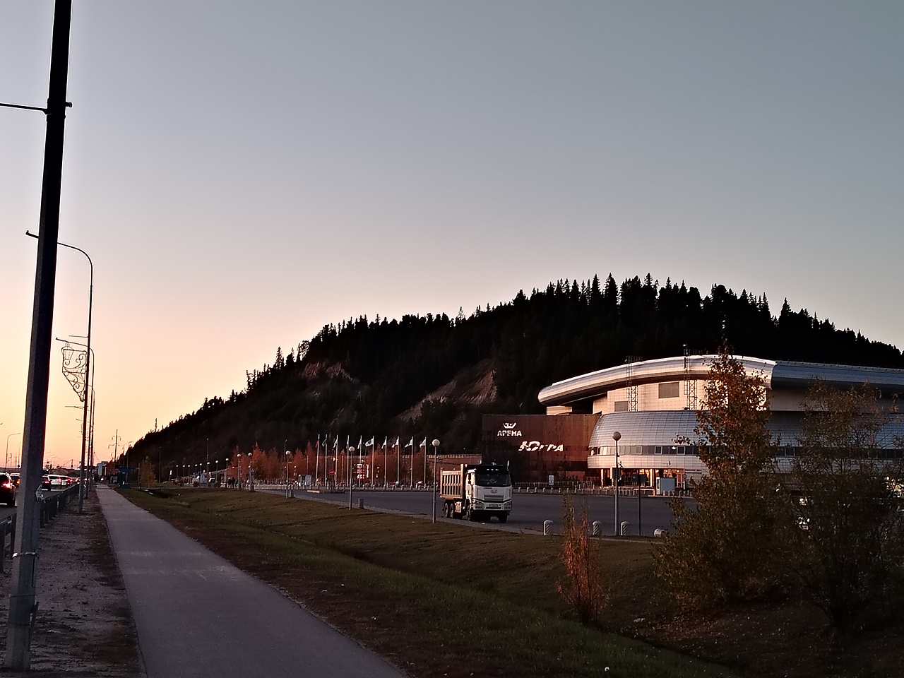 Вид на Самаровский останец вблизи Ледового дворца спорта вдоль Объездной улицы, сентябрь 2025 года.