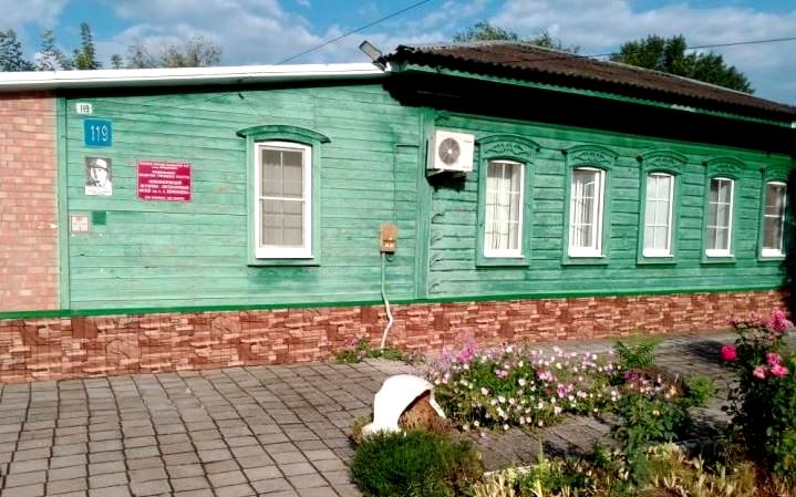 Файл:Новопокровский литературный музей Здание.jpg