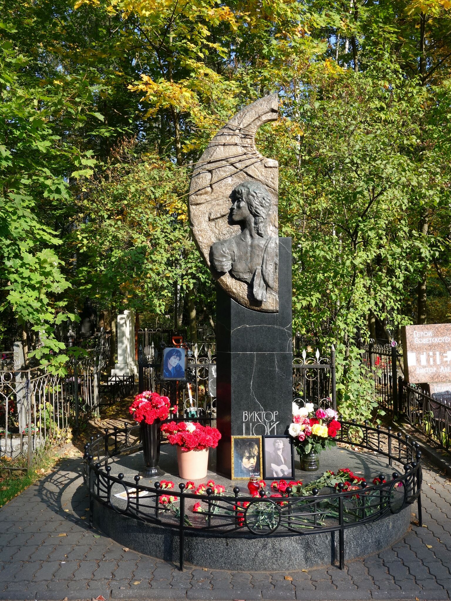 Памятник на Богословском кладбище, Санкт-Петербург