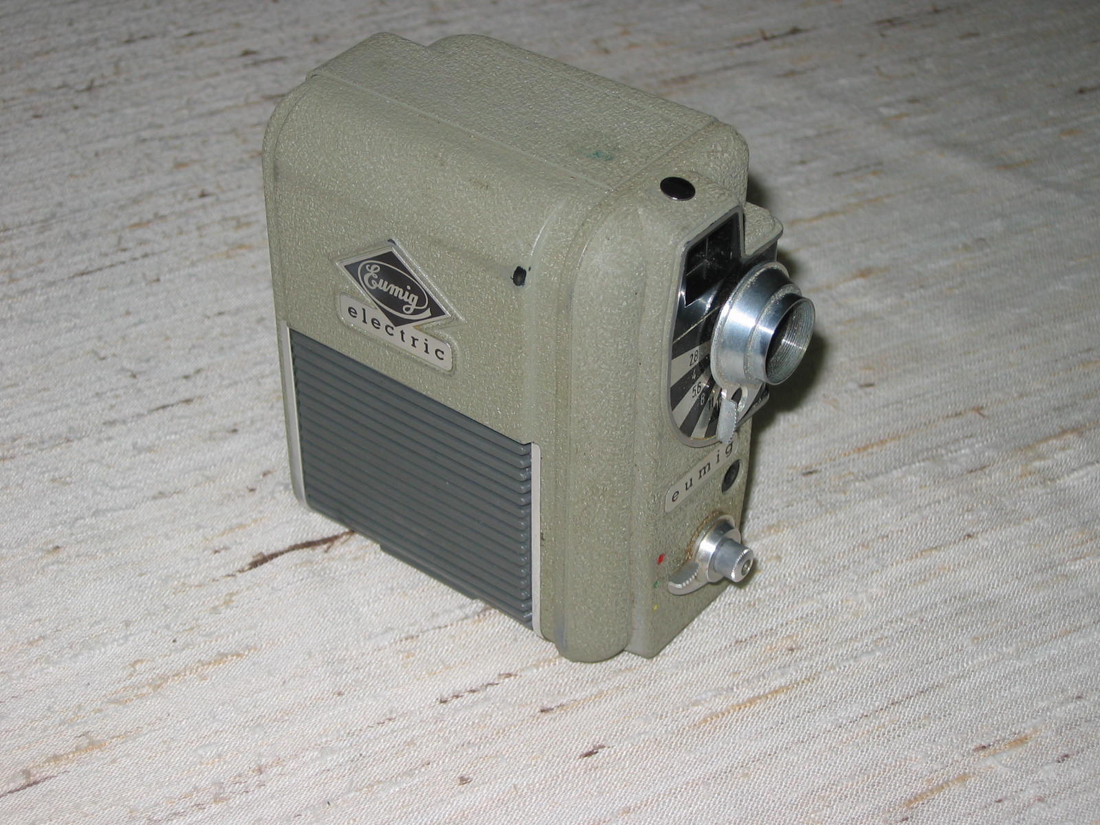 8-мм кинокамера Eumig (прибл. 1955 года)