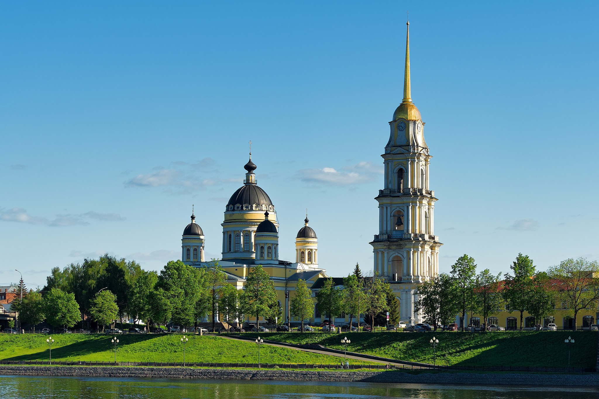 Файл:Volga_River._Rybinsk._Transfiguration_Cathedral_P5213078_2200.jpg