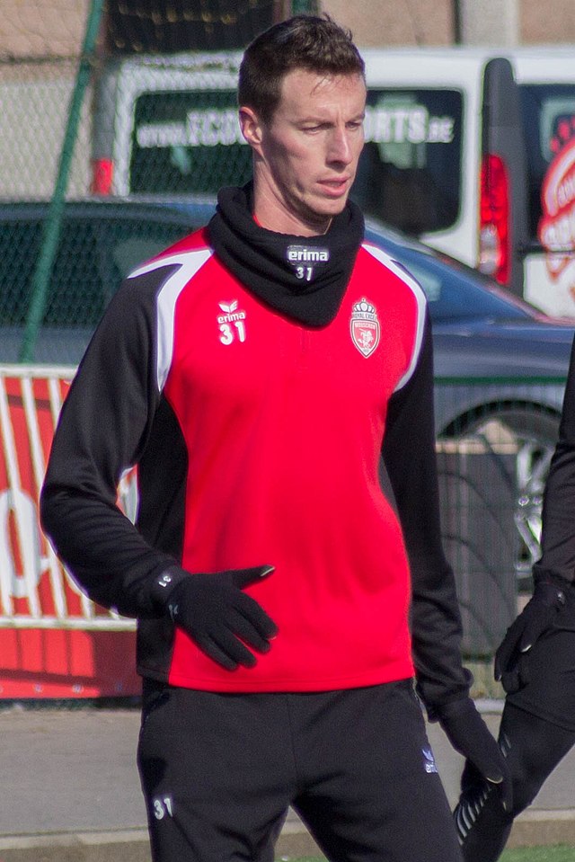 Бруно Годо на тренировке с игроками ФК «Роял Мускрон-Перувельз»