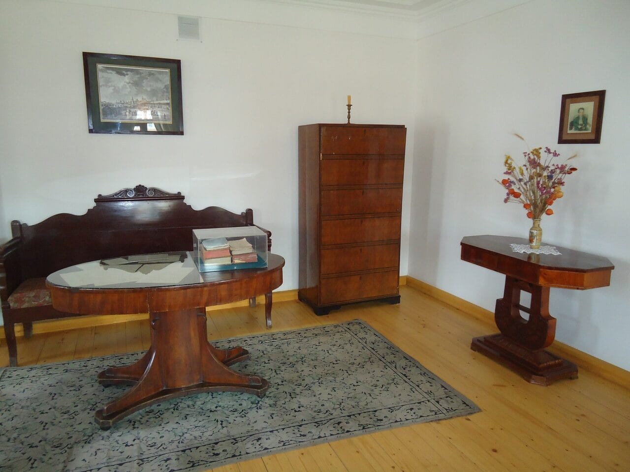 Фрагмент экспозиции в доме Белинских