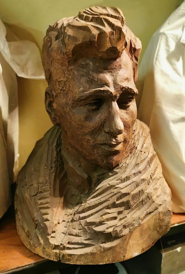 Портрет Прохорова. Дерево. 66х65х52. 1940-е. Ростовский областной музей изобразительных искусств.