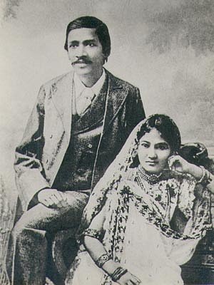 Шри Ауробиндо и Мриналини Деви 1901.jpeg