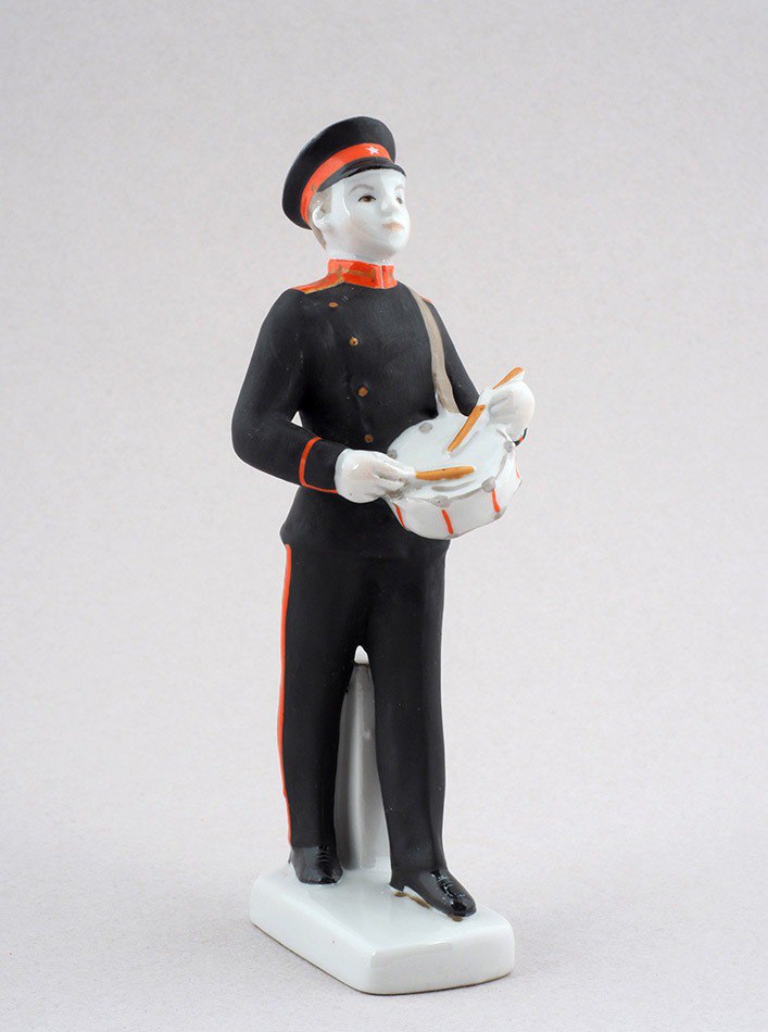С.Б. Велихова, художник Е.Н. Лупанова. Скульптура «Суворовец». СССР, Ленинградский фарфоровый завод (ЛФЗ), 1960-е, Фарфор, роспись. Высота 16 см.