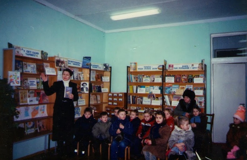 Дошкольники детского сада №21 на неделе детской книги в библиотеке-филиале №26, 21-28 марта 2005 года. Мероприятие проводит заведующая библиотеки Заваринская И. И.