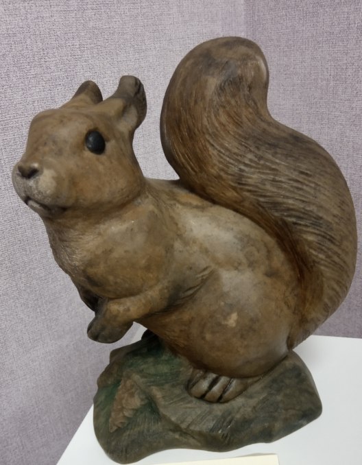 Скульптура анималистическая «Белка», 2021 г., Скульптура анималистическая «Белка» выполнена из кальцита темно-коричневого цвета. Белка настороженно стоит на задних лапах, хвост поднят вверх. Основание – камень коричневый с зеленоватым отливом, на котором стоит белка. Муниципальное бюджетное учреждение культуры Бутурлинского муниципального округа Нижегородской области "Бутурлинский историко-краеведческий музей"