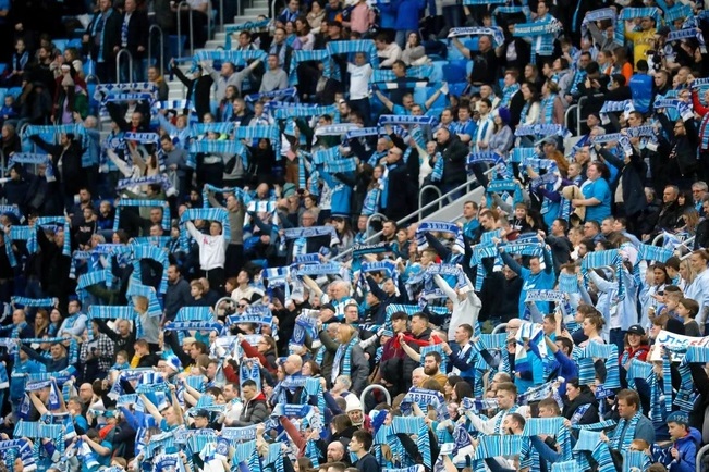 Файл:Трибуна во время матча.jpg