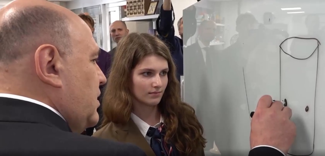 Михаил Мишустин дал задачу про стакан и муху (2023)