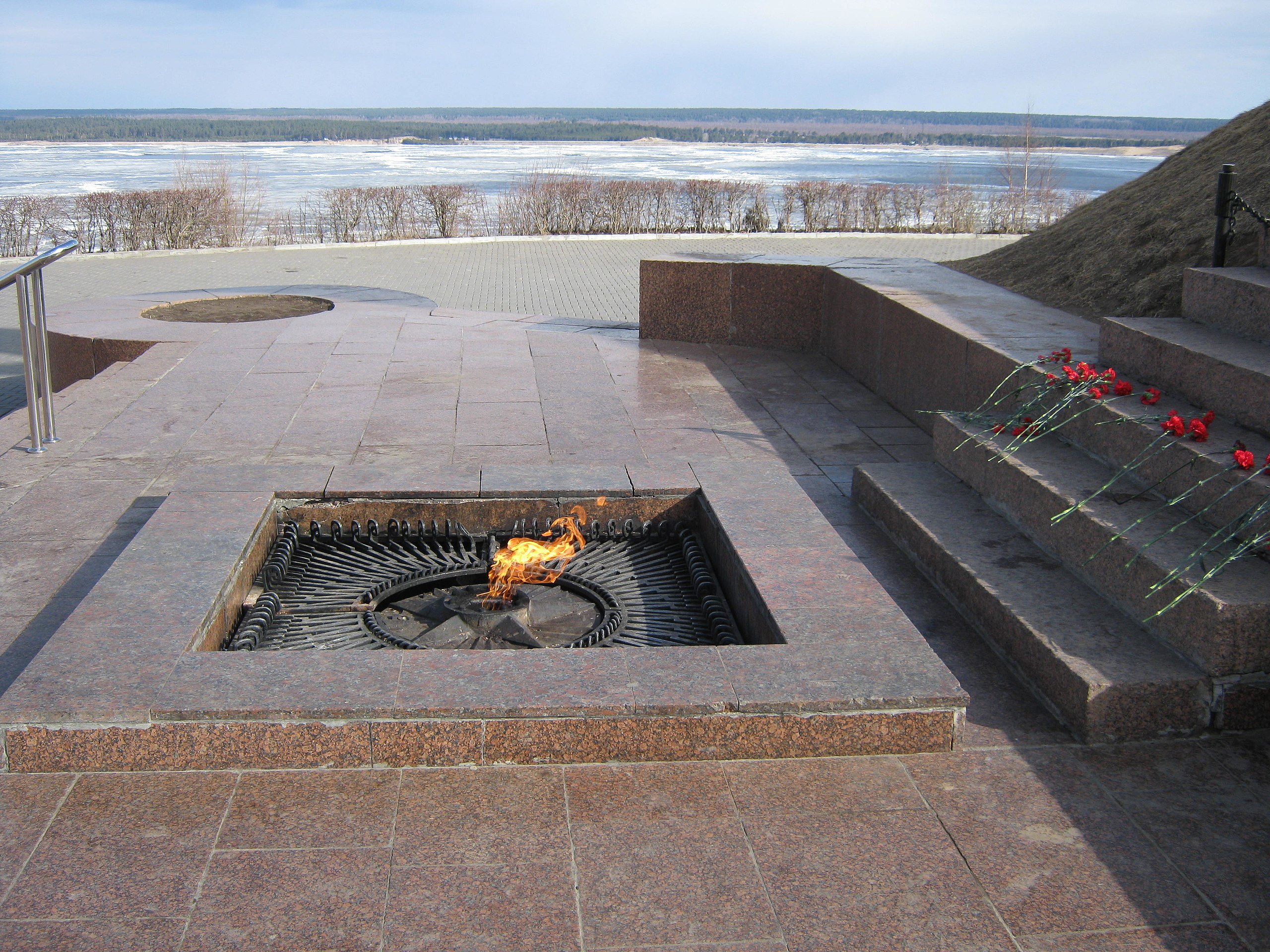 Вечный огонь (Чебоксары).jpg