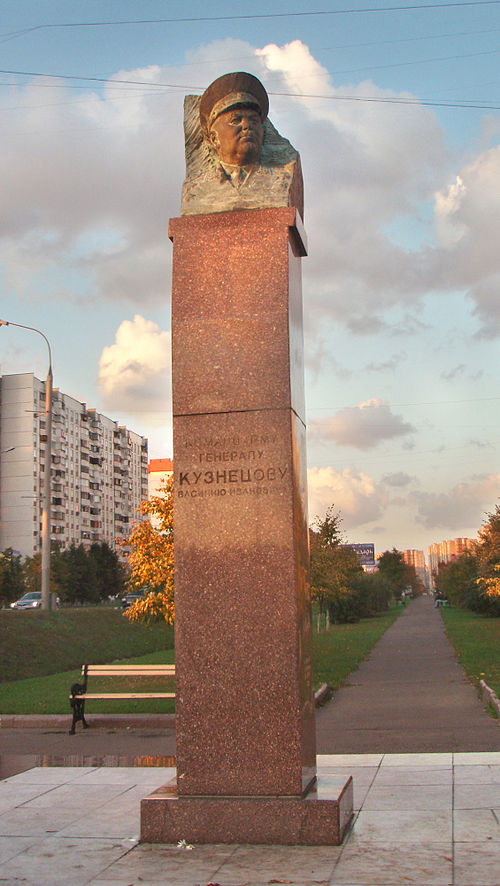 Памятник-бюст на улице Генерала Кузнецова в Москве