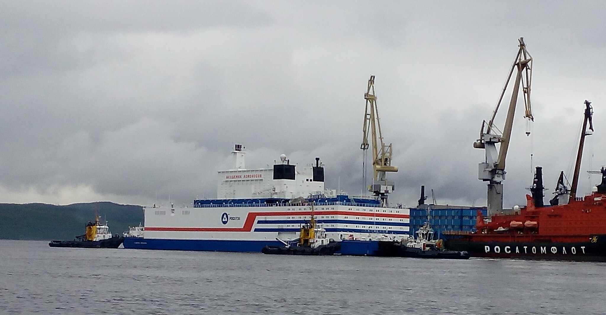 Отправка ПАТЭС «Академик Ломоносов» в Певек из Мурманска (август 2019 года), рядом ледокол «50 лет Победы»