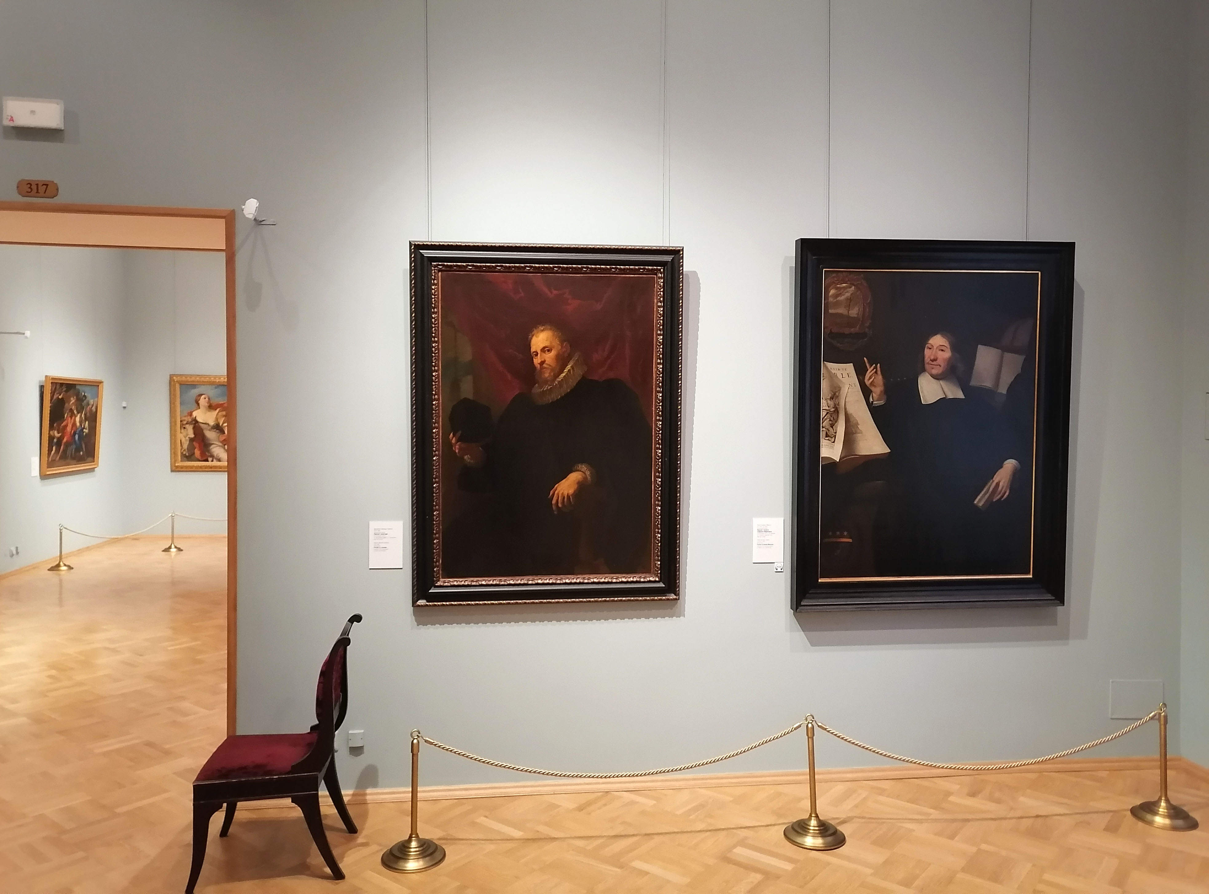 Картина в зале 317 Запасной галереи зале Зимнего дворца. Слева «Портрет сенатора» Дж. Б. Карбоне