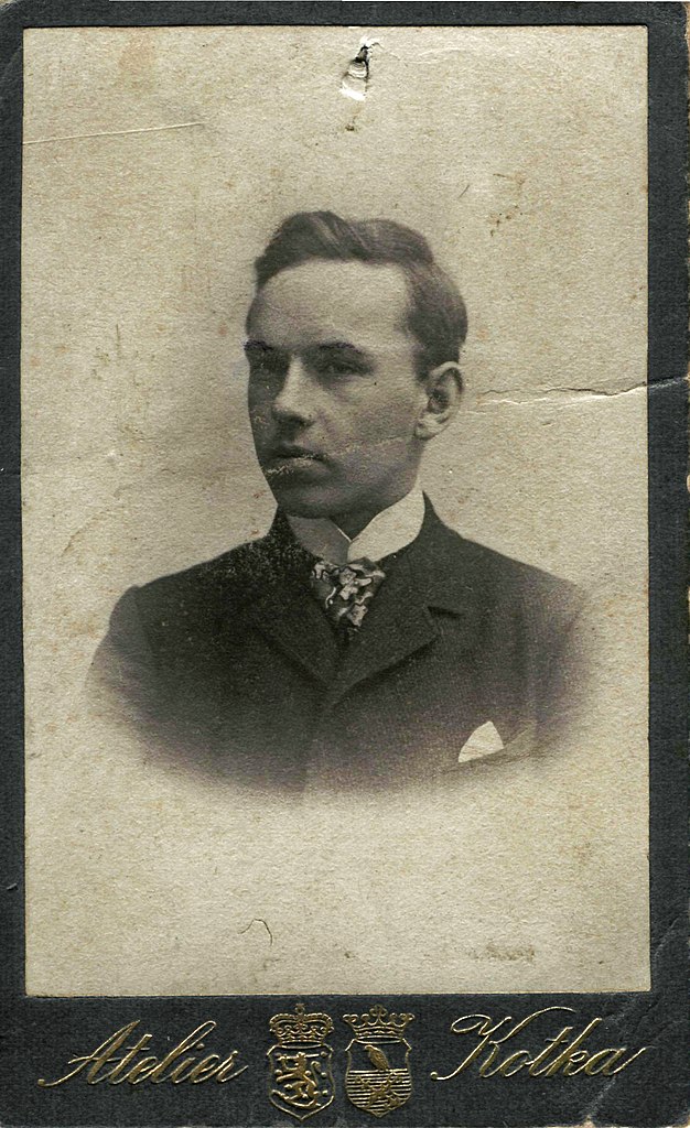 Брат Виктора - Михаил. 1905 год, Финляндия, Котка. Участник 1-й мировой войны, подпоручик Белой гвардии, участник Гражданской войны.