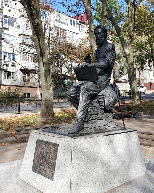 Памятник А. А. Киселёву на аллее платанов. Авторы проекта В. Д. Шанов и Д. Д. Успенская